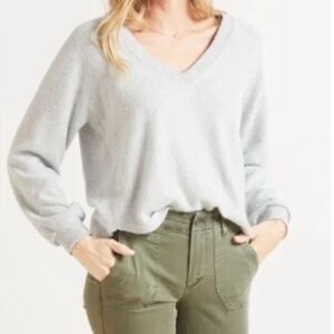 Evereve Soft Knit V-neck Sweater Size S Gray